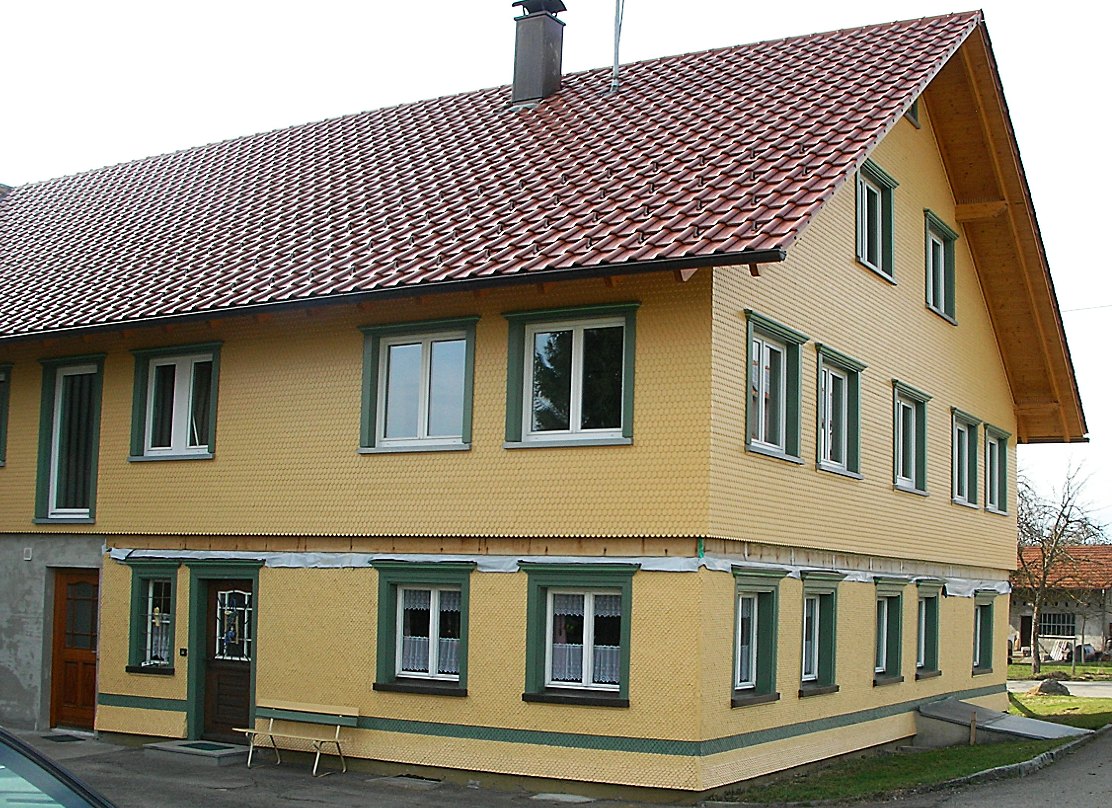 Traditionelles Wohnhaus mit Fichten-Täferschuppenschindeln – Natürlicher Charme und handwerkliche Perfektion Traditionelles Wohnhaus mit Fichten-Täferschuppenschindeln – Natürlicher Charme und handwerkliche Perfektion