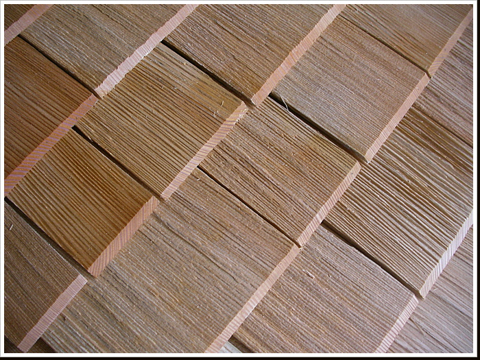 Gespaltene Lärchenschindeln – 250 mm Länge Robust. Natürlich. Regional.“ Gespaltene Lärchenschindeln – 250 mm Länge Robust. Natürlich. Regional.“