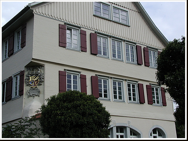 Historisches Fachwerkhaus mit Fichten-Täferschuppenschindeln Historisches Fachwerkhaus mit Fichten-Täferschuppenschindeln