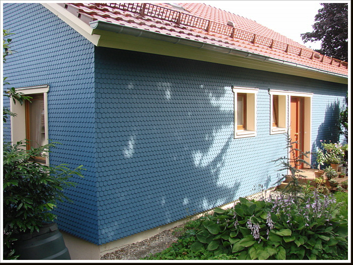 Natürliche Holzschindel-Fassade in Blau – nachhaltig & stilvoll Natürliche Holzschindel-Fassade in Blau – nachhaltig & stilvoll