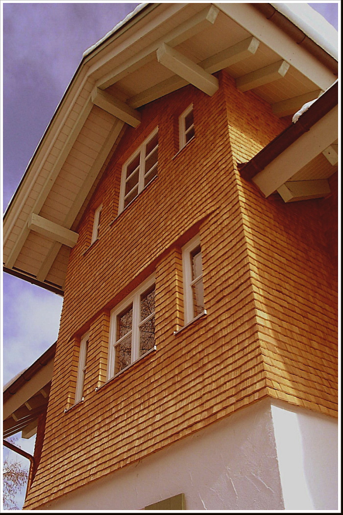 Moderne Holzschindel-Fassade in Lärche – Präzise Verlegung und natürliche Ästhetik Moderne Holzschindel-Fassade in Lärche – Präzise Verlegung und natürliche Ästhetik