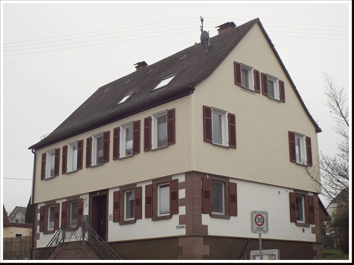 Pfarrhaus in Effringen mit Fichten-Täferschuppenschindeln – Traditionelle Holzfassadenverkleidung von Ludwig Weiss Pfarrhaus in Effringen mit Fichten-Täferschuppenschindeln – Traditionelle Holzfassadenverkleidung von Ludwig Weiss